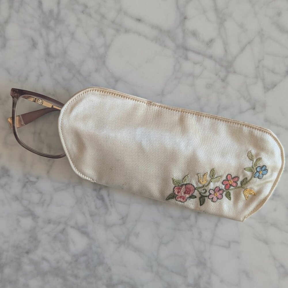 Dainty Vintage Embroidered Satin Clutch with accessories - Picture 11 of 16